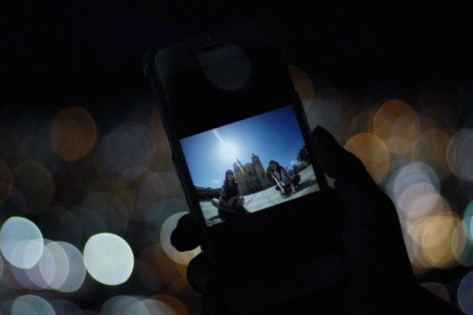 夜景とスマートフォンの写真