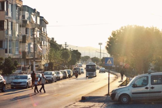 横断歩道を渡る親子