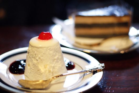 対角線構図で撮った白いムースのケーキ